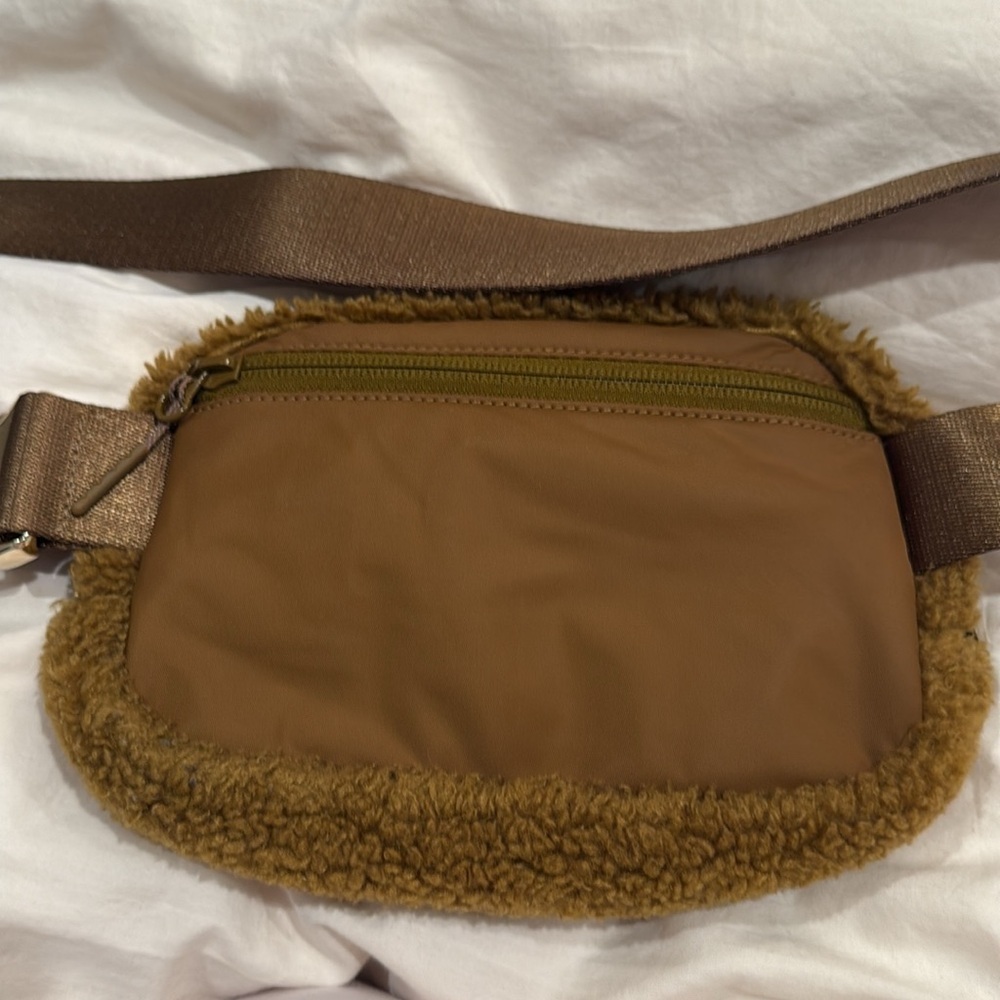 Lululemon Sherpa waist bag fanny pack - Picture 2 of 4